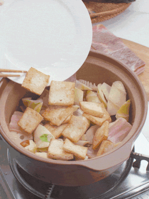 依次下春筍、豆腐，開水沒過食材。