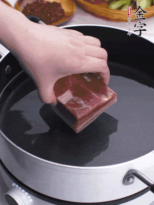 金字淡咸肉冷水入鍋煮15分鐘。