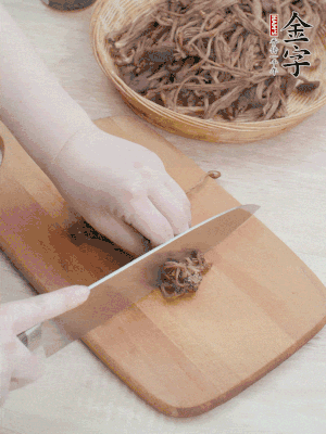 干茶樹菇浸泡過夜，去老根焯水，擠干水份。