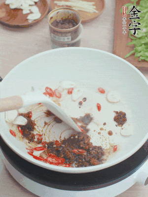 熱鍋涼油，姜蒜、辣椒、金字火腿xo醬炒香。