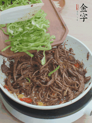 水分煸干，下青椒絲快炒1分鐘。