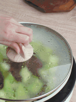 西葫蘆略出水時，加一小撮鹽調(diào)味。