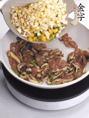 鍋里熱油，爆香蔥白，下香腸片炒至微微出油，加時(shí)蔬粒、香菇粒、春筍粒翻炒均勻。