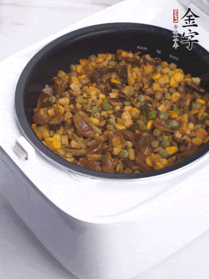電飯煲按煮飯鍵，出鍋撒蔥花。