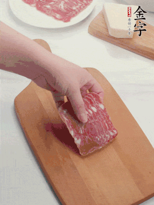 金字培根火腿改刀切小片；白洋蔥切??；新鮮豌豆剝殼。