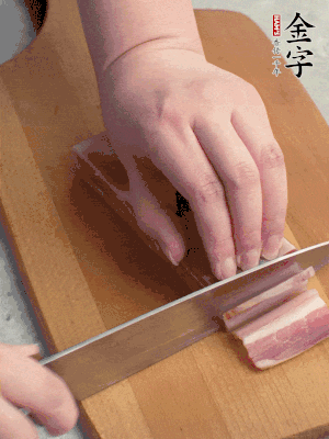 百合切去頭尾，分開(kāi)洗凈;咸肉切薄片。