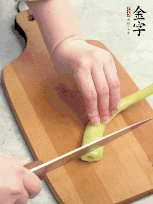 蔥切段，姜切絲，辣椒斜切成塊。