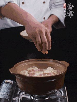 下蝦仁干，煮5分鐘。撒蒜葉，煮1分鐘。
