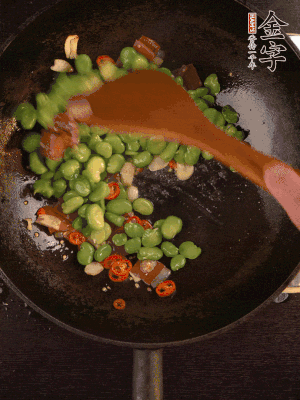 再下蠶豆煸炒，加1勺料酒調(diào)味。