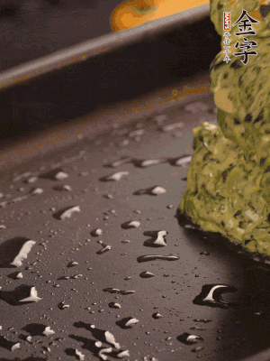 熱鍋擦一下油，下面糊攤平。