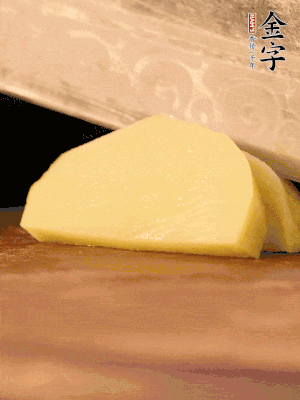 土豆去皮切丁。水開后，放入鍋中煮2-3分鐘，撈出瀝干水分。