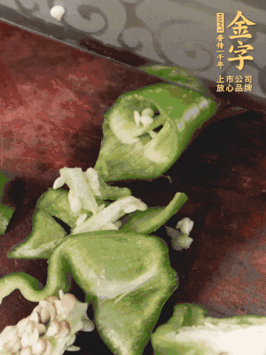辣椒洗凈斜切成段，蒜切片。