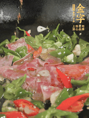 再下蒸炒火腿煸炒，加少許白糖提鮮。