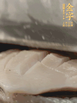 鮑魚用勺子撬出來，去掉內(nèi)臟和牙齒，加面粉、白醋、鹽、啤酒抓一下，清水洗凈，切花刀。