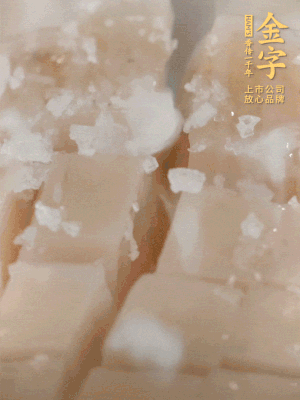 鮑魚中加點(diǎn)鹽、蠔油抓拌一下。