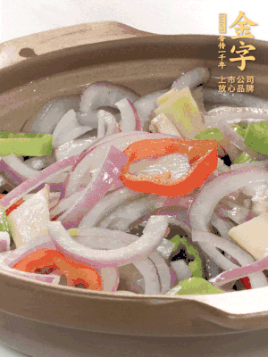 砂鍋底鋪上香菜，放上料頭，再放上焯過水的鮑魚殼。