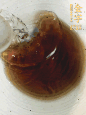 黃酒中加清水、蒸魚豉油、白砂糖混合均勻。