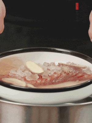 置于盤中，加冰糖100g、黃酒100g、水200g，上鍋蒸20分鐘。