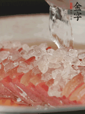依舊放上冰糖100g、黃酒100g、水200g，鍋中再蒸15分鐘。