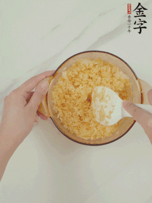隔夜剩米飯加蛋黃攪拌均勻。