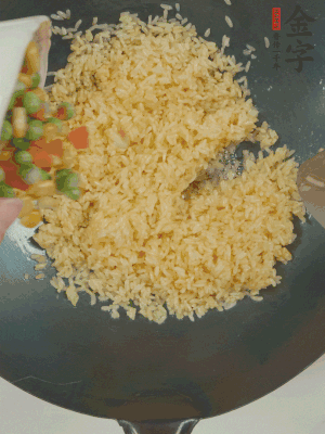 下豌豆粒、胡蘿卜粒、玉米粒。（買現(xiàn)成冷凍的雜菜即可，非常方便）