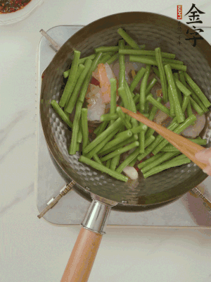 下掰好的缸豆段翻炒，略燜煮。