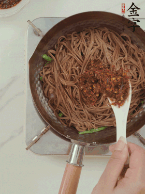 下蕎麥面，淋上少許醬油，加2勺金字火腿大師醬略翻炒即可。