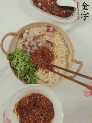 在面上鋪魷魚、香菜、金字火腿大師醬。