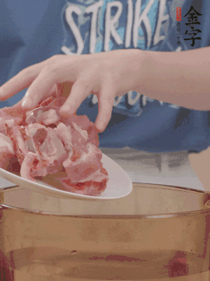 排骨剁小塊，加姜片、料酒沸水下鍋焯水。