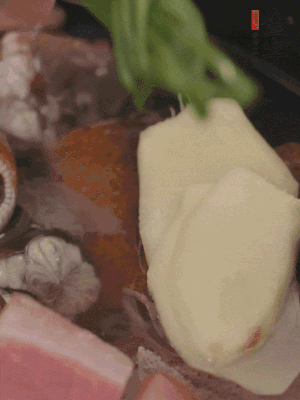 加姜片、蔥結(jié)、料酒。
