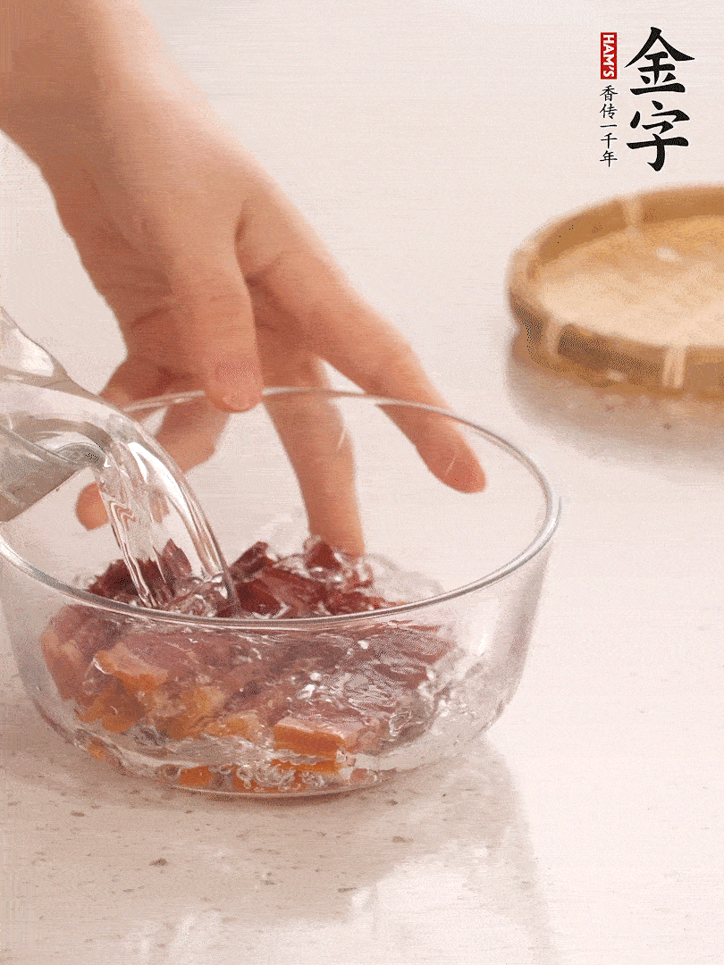 金字火腿切片，溫水泡5分鐘。