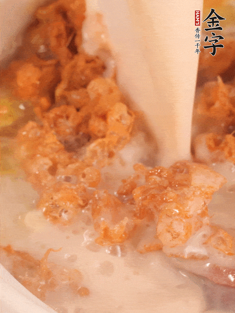 加入蛋酥再煨煮2分鐘，加入豆?jié){。
