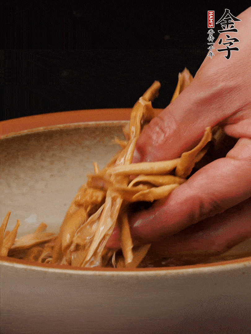 農(nóng)家土筍尖提前泡軟，用刀劃成細(xì)絲，這樣會(huì)更加入味。