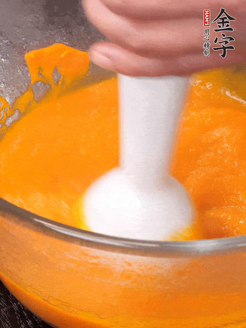 300g南瓜，去皮去瓤切滾刀塊，大火蒸8分鐘，料理機(jī)打成泥，篩網(wǎng)過篩成泥