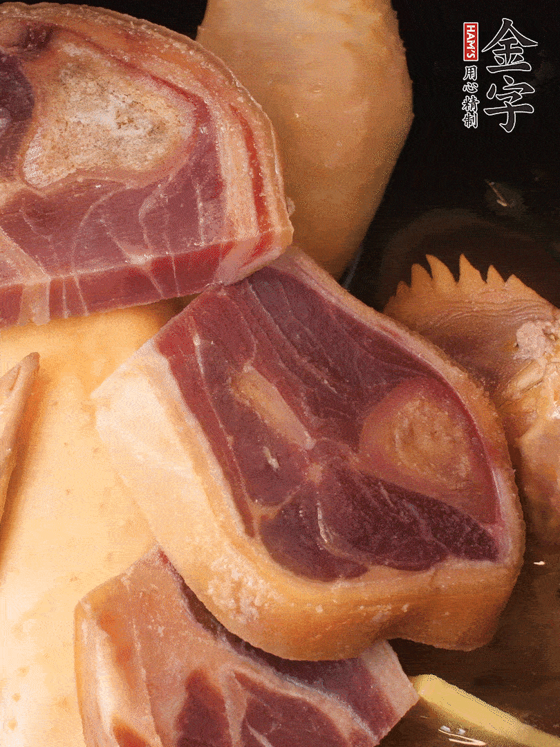 火踵、老母雞加蔥、姜、料酒、清水，大火燒開后轉(zhuǎn)小火，燉1小時(shí)