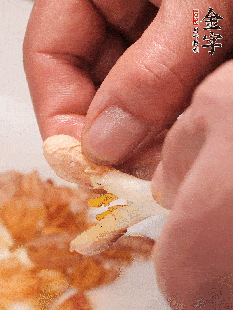 花生芽切段。開(kāi)水焯水1分鐘，去掉頂部的花生皮