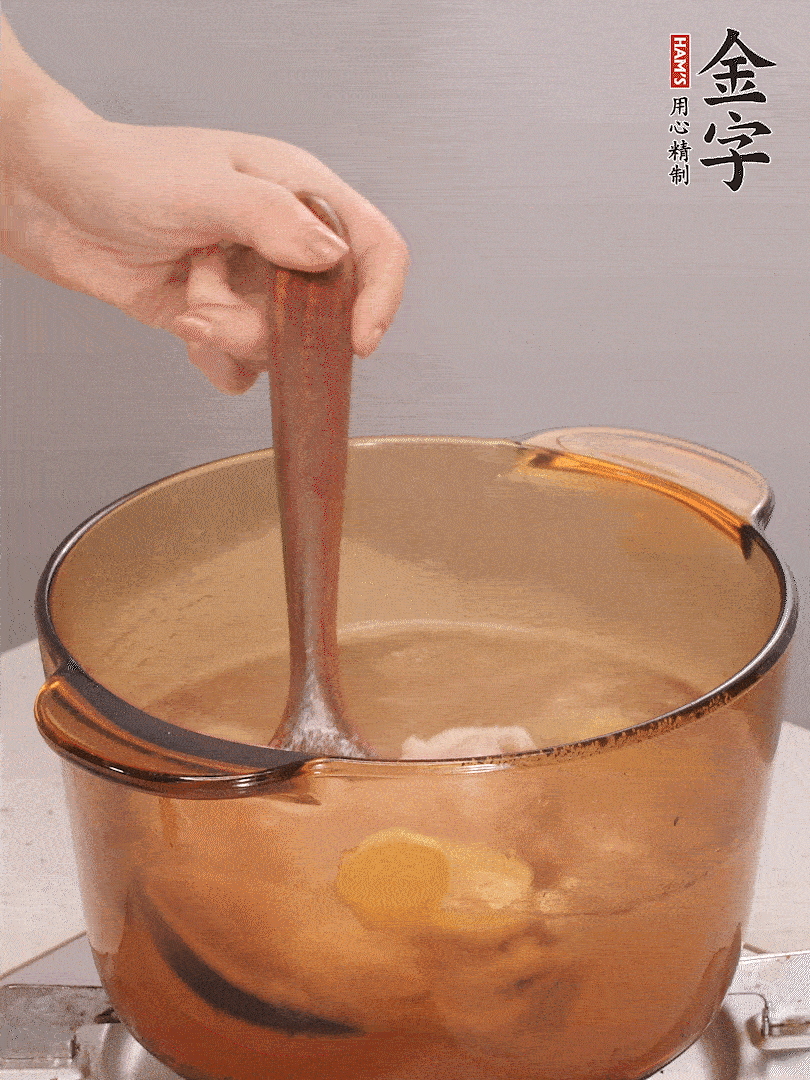 鴨腿冷水下鍋，加姜片、料酒焯水