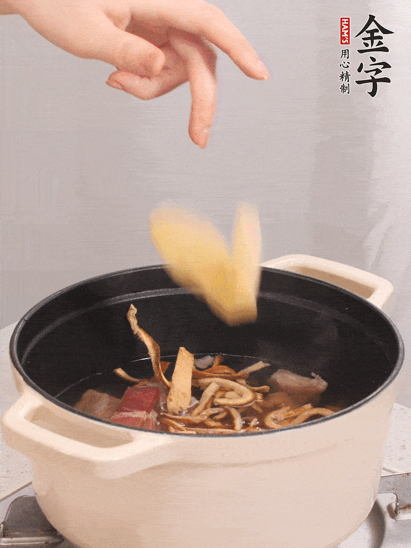 鍋中放牛腩、火腿，然后放入比食材多3倍的水；再放橘子皮、姜片、白胡椒粒燉煮90分鐘