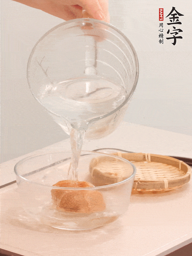 猴頭菇至少泡發(fā)半小時(shí)，將浸泡后的黃水?dāng)D干；