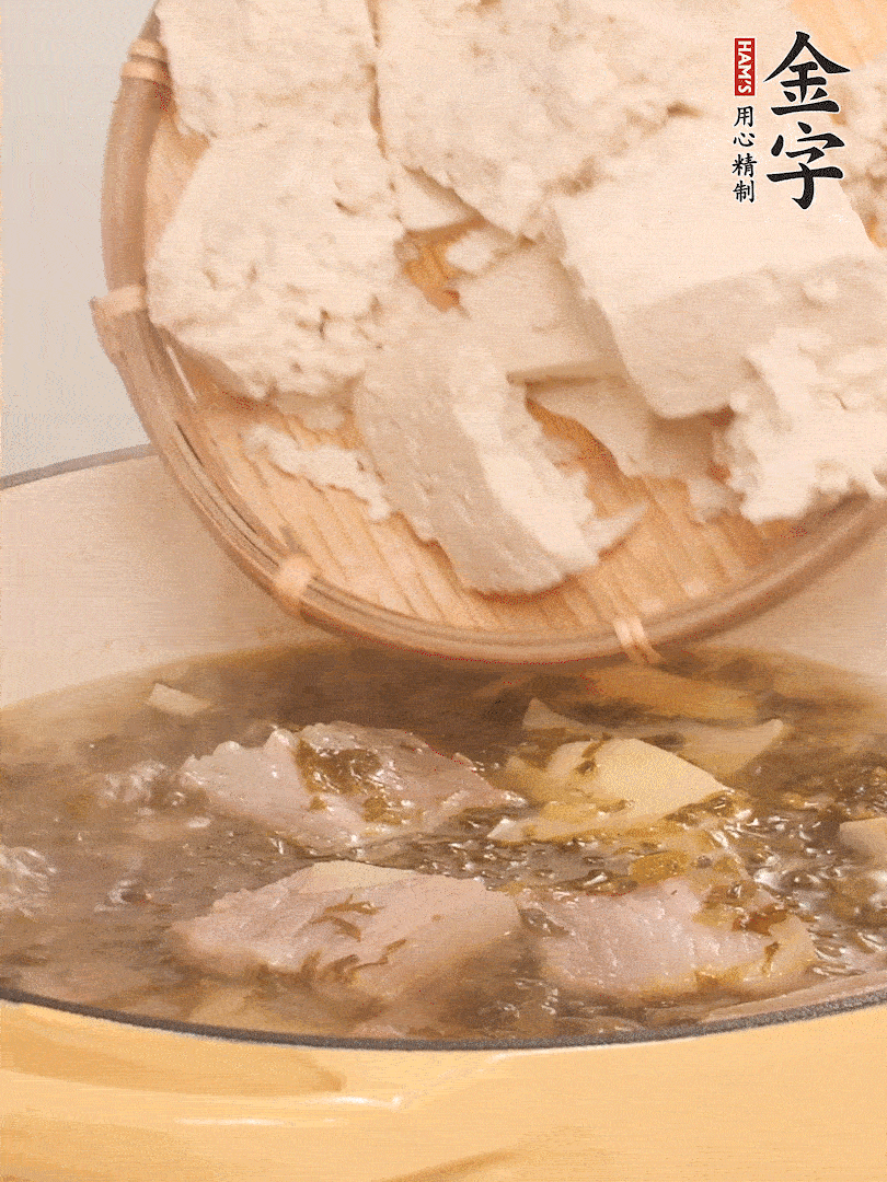 往鍋里加入一倍的水，加豆腐