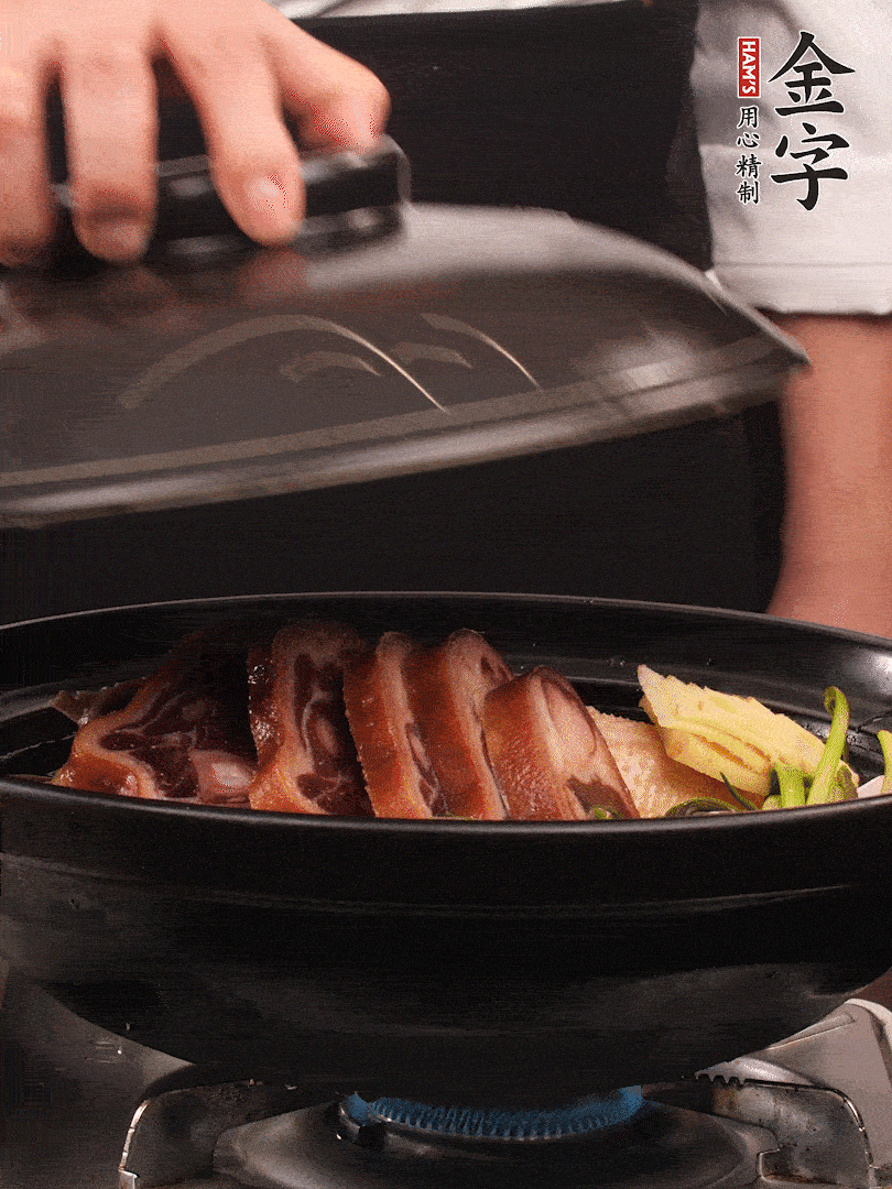 砂鍋蓋蓋子密封，大火燒開后轉(zhuǎn)小火，燜煮2小時