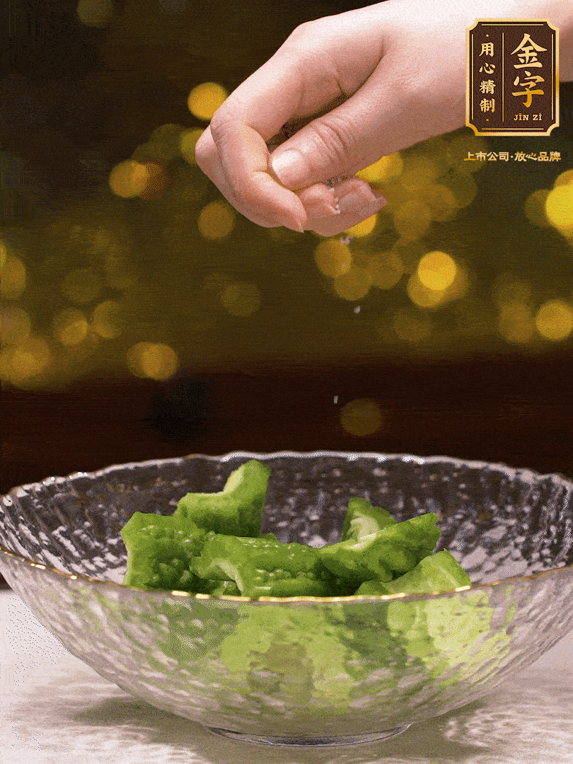 處理好的苦瓜切段（5cm），加點鹽鹽腌一下，去除一下苦味