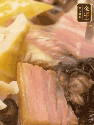 倒入滾燙的熱水，燉煮20分鐘，湯濃汁白