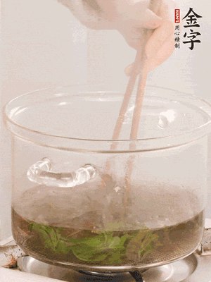 香椿焯水，變色后撈出，切成小段