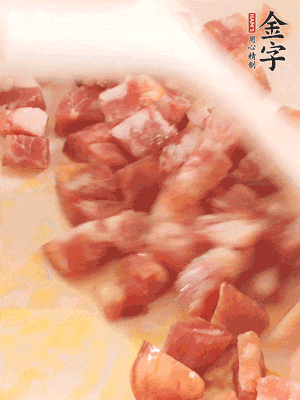 香腸炒出油脂，加入蠶豆煸炒