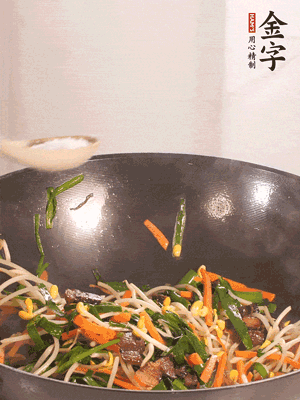 炒合菜：金字醬油肉、綠豆芽、韭菜