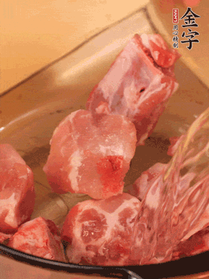 排骨冷水下鍋，加料酒、姜片，煮開(kāi)綽水