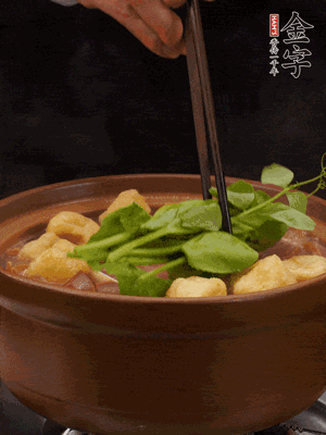 加筒骨煲的經(jīng)典配菜：金字土香腸、油豆腐、千張蓋上蓋子燜一會(huì)兒，耐心等候10分鐘。
