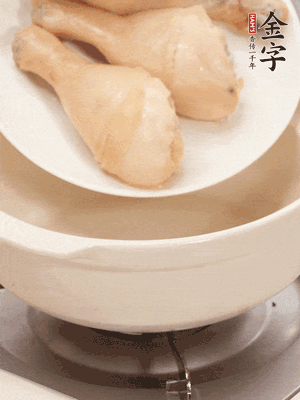 雞腿、火腿、干貝、蒜頭放入砂鍋內(nèi)燉1小時