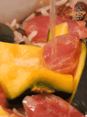 倒入溫開水，水量高出米面一個(gè)指節(jié)。